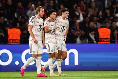 El delantero colombiano del Bayern de Múnich, Luis Díaz (C), celebra con sus compañeros tras marcar el segundo gol de su equipo durante el partido de fútbol de la jornada 4 de la fase de liga de la UEFA Champions League entre el Paris Saint-Germain (PSG) y el FC Bayern Múnich en el Parque de los Príncipes en París.