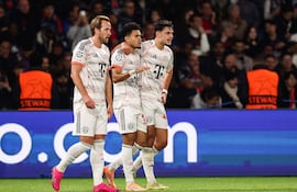 El delantero colombiano del Bayern de Múnich, Luis Díaz (C), celebra con sus compañeros tras marcar el segundo gol de su equipo durante el partido de fútbol de la jornada 4 de la fase de liga de la UEFA Champions League entre el Paris Saint-Germain (PSG) y el FC Bayern Múnich en el Parque de los Príncipes en París.