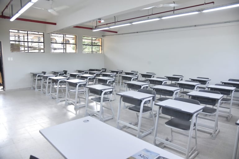 Así lucen los pupitres en las renovadas aulas del Colegio Nacional de la Capital, cuya refacción fue financiada por Itaipú