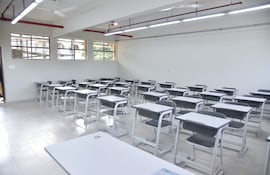 Así lucen los pupitres en las renovadas aulas del Colegio Nacional de la Capital, cuya refacción fue financiada por Itaipú