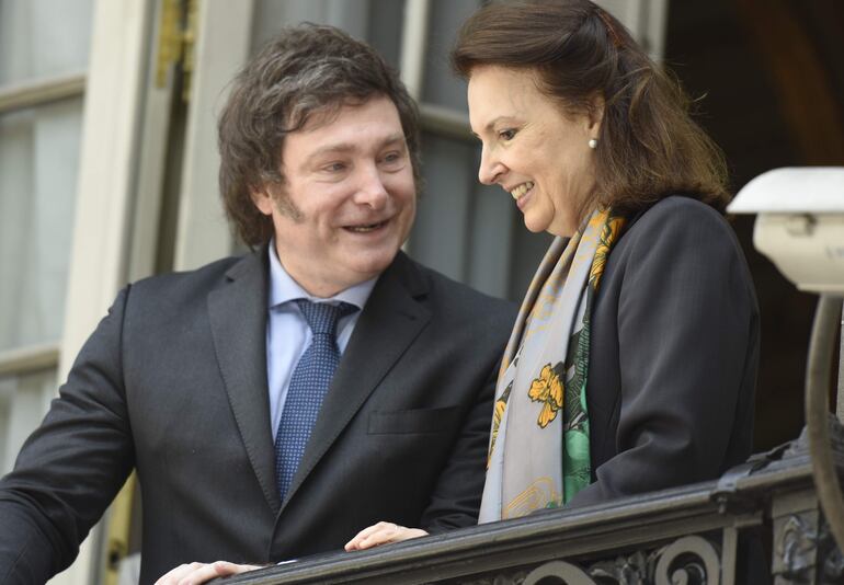 El presidente electo de Argentina Javier Milei (i), junto a Diana Mondino, quien podría ser Canciller en el nuevo gobierno, en un balcón del Palacio San Martín en la sede de la Cancillería Argentina, hoy en Buenos Aires (Argentina).
