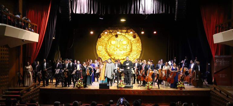 Los artistas Carlos Matto y Sión Uliambre, de la Orquesta Filarmónica Guaraní de Paraguarí, fueron ovacionados en Perú tras interpretar “Pájaro Campana”.