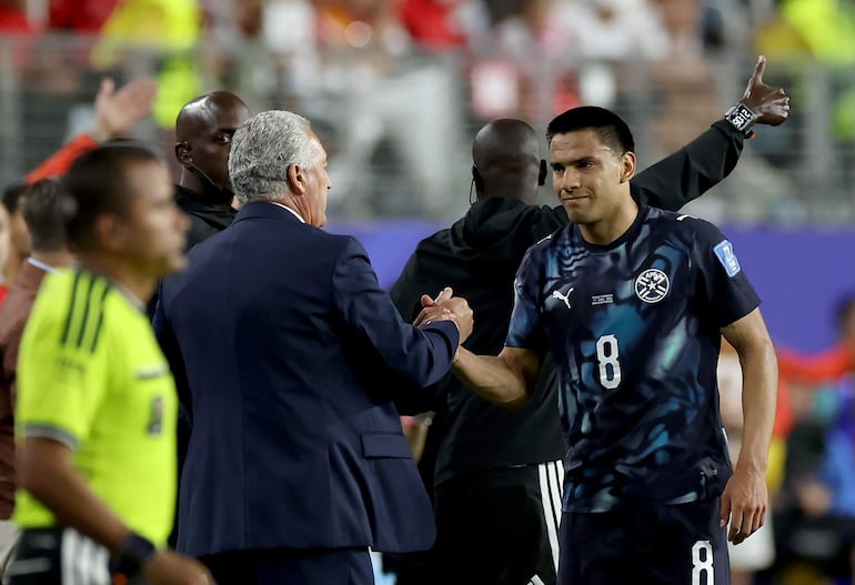 El director técnico de Paraguay, Gustavo Alfaro, le da la mano al jugador Diego Gómez (d) tras sustituirlo en el partido de la fase de grupos del Mundial de la FIFA 2026 entre Turquía y Paraguay, en San Francisco, EE.UU.