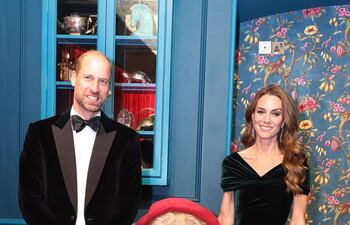 Los príncipes de Gales conocen al oso Paddington y felicitan su “increíble” actuación.