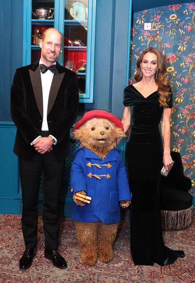 Los príncipes de Gales conocen al oso Paddington y felicitan su “increíble” actuación.
