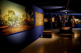 Hay exposiciones que se observan y hay otras que invitan a acercarse, a detenerse y, literalmente, a poner las manos sobre ellas como es "La piedra y la luz", la muestra que el fotógrafo paraguayo Fernando Allen inaugura este viernes en el Museo Nacional de Altamira, para acercar el arte rupestre paraguayo.