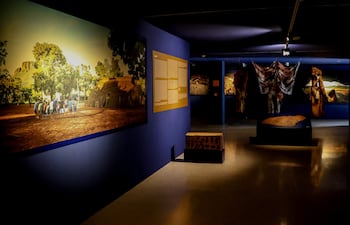 Hay exposiciones que se observan y hay otras que invitan a acercarse, a detenerse y, literalmente, a poner las manos sobre ellas como es "La piedra y la luz", la muestra que el fotógrafo paraguayo Fernando Allen inaugura este viernes en el Museo Nacional de Altamira, para acercar el arte rupestre paraguayo.