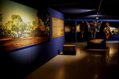 Hay exposiciones que se observan y hay otras que invitan a acercarse, a detenerse y, literalmente, a poner las manos sobre ellas como es "La piedra y la luz", la muestra que el fotógrafo paraguayo Fernando Allen inaugura este viernes en el Museo Nacional de Altamira, para acercar el arte rupestre paraguayo.