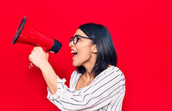 Personas que hablan a un volumen muy alto.