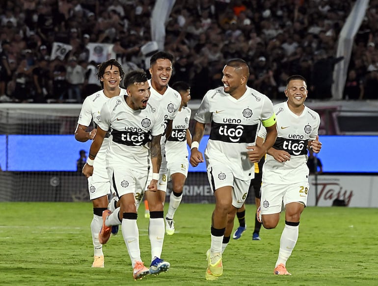 Los jugadores de Olimpia, festejan el segundo tanto ante Guaraní, que fue obra de Iván Leguizamón, en por la segunda fechas del torneo Apertura 2026.