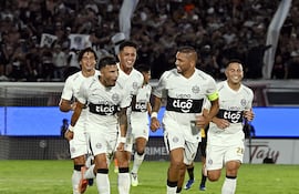 Los jugadores de Olimpia, festejan el segundo tanto ante Guaraní, que fue obra de Iván Leguizamón, en por la segunda fechas del torneo Apertura 2026.