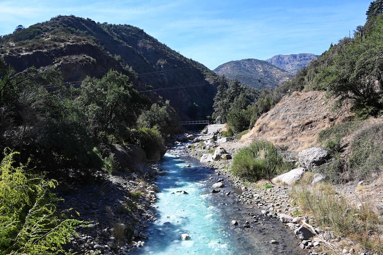 Vista del río Mapocho fluyendo por su cauce en las estribaciones andinas en las afueras de Santiago el 28 de abril de 2026.