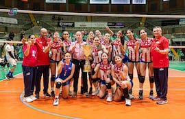 Harold Bergen, gobernador de Boquerón, haciendo entrega de la copa a las campeonas albirrojas U23 del torneo de Integración.