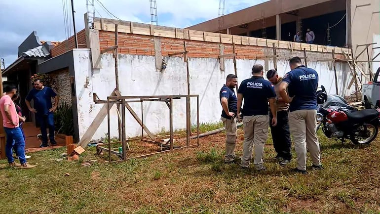 Cuatro agentes de policía en camisetas con la palabra 'POLICÍA', presentes en el lugar del homicidio en Pedro Juan Caballero.