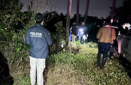 Agentes de la Policía en el lugar donde se encontró el cuerpo de María Celeste Segovia Colmán, en Nueva Italia.