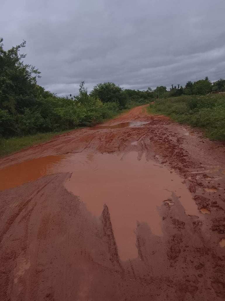 Los vecinos de la compañía Veni Loma también reclaman la reparación del camino terraplenado.