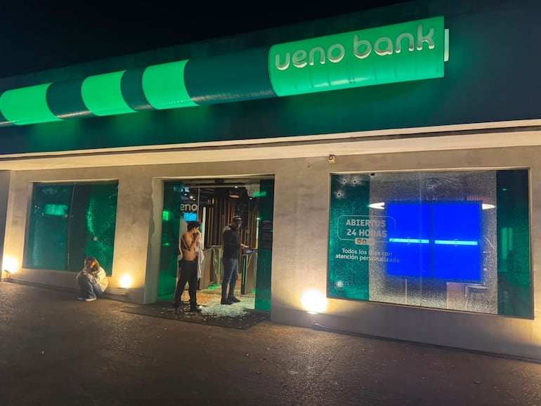 Los delincuentes aparentemente no llegaron violentaron las bóvedas de UENO Bank y la casa de cambios Santa Rita.