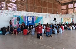 Los jóvenes rezaron a los píes de la Virgen María y pidieron que interceda ante Jesús en sus súplicas.