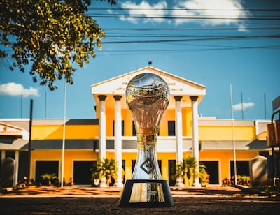 El trofeo de la Copa Paraguay en Pedro Juan Caballero, sede de la final 2025, ganada por el General Caballero de Juan León Mallorquín contra el 2 de Mayo por 1-0.