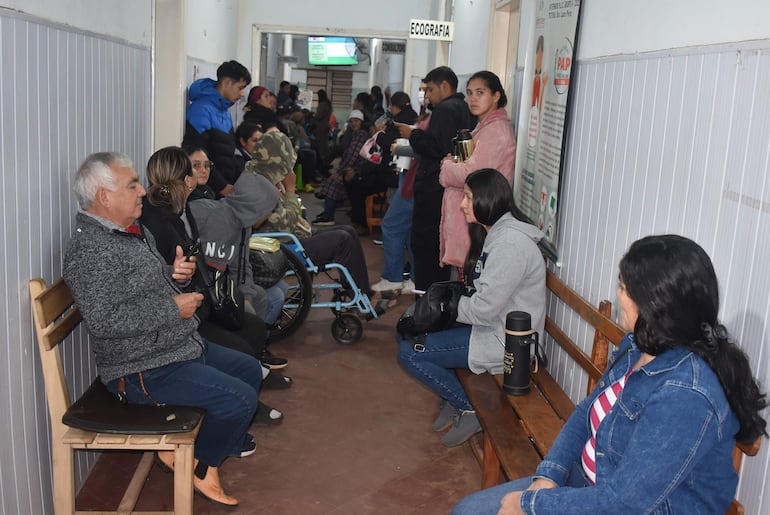 Una gran cantidad de pàcientes esperan su turno en uno de los pasillos del nosocomio de Santaní