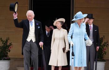 Carlos III y Camila junto con la princesa Ana y el príncipe Eduardo llegando a la fiesta en los jardines del Palacio de Buckingham. (Aaron Chown / POOL / AFP)
