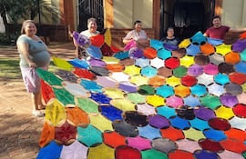 Integrantes del grupo Nitsuga Mangoré Tejedores culminaron una media sombra de crochet compuesta por casi 800 tapetes, que será instalada en un espacio público de San Juan Bautista como expresión de identidad cultural y trabajo comunitario.