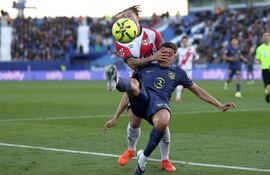 El defensa uruguayo #22 del Rayo Vallecano, Alfonso Espino, lucha por el balón con el defensa argentino #16 del Atlético de Madrid, Nahuel Molina Lucero, durante el partido de la liga española entre el Rayo Vallecano de Madrid y el Club Atlético de Madrid en el Estadio Butarque en Leganés, al sur de Madrid, el 15 de febrero de 2026. (Foto de Pierre-Philippe MARCOU / AFP)