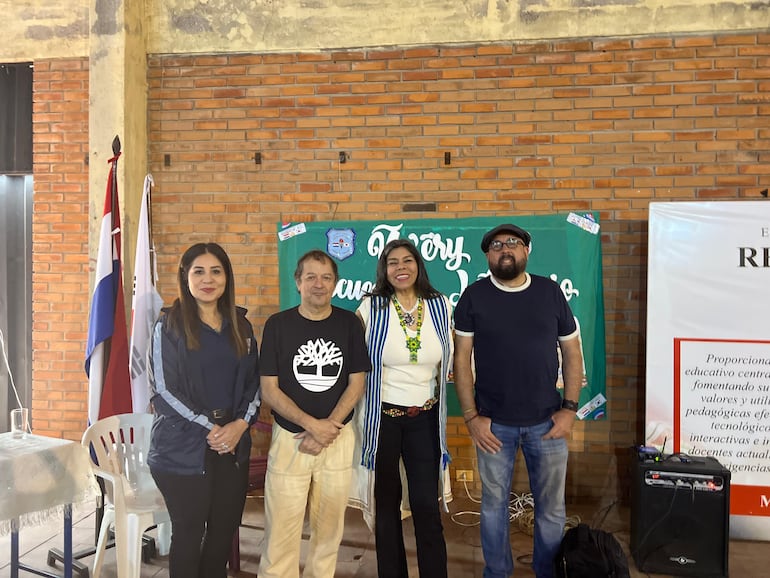 Participaron de la actividad la directora del Colegio Nacional República de Corea, Dra. Elvecia Ramona Fretez Ferreira, y los escritores Andrés Gutiérrez, Laura Ferreira y David Acera.