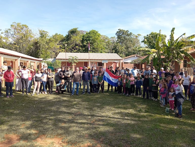 Padres y alumnos de la Escuela Nueva Esperanza protestaron ante la falta de maestros y las clases en modalidad plurigrado.