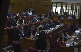 Una vez más cartistas bloquean pedido de informes a su aliados gobernadores e intendentes.