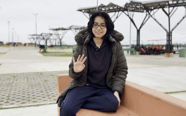Alana, de 14 años, sentada en un banco en la Costanera Sur de la capital.
