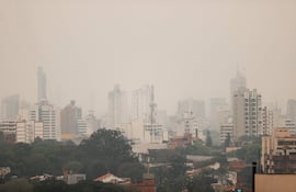 Asunción cubierta de humo y a la distancia la visibilidad se dificulta.