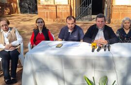 Conferencia de prensa brinda por los miembros de la comisión organizadora de la maratón diocesana y el administrador diocesano, en la imagen están, Nelly Meza, Aida Zárate, Javier Paredes, Padre Pedro Juan Maidana, Angela Ayala y el Padre Justo Pastor Gaona.