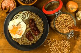 Lentejas, chorizo y huevos.