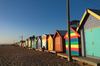 Justo antes del atardecer, las coloridas casas de playa en Brighton Beach en Melbourne, Australia.