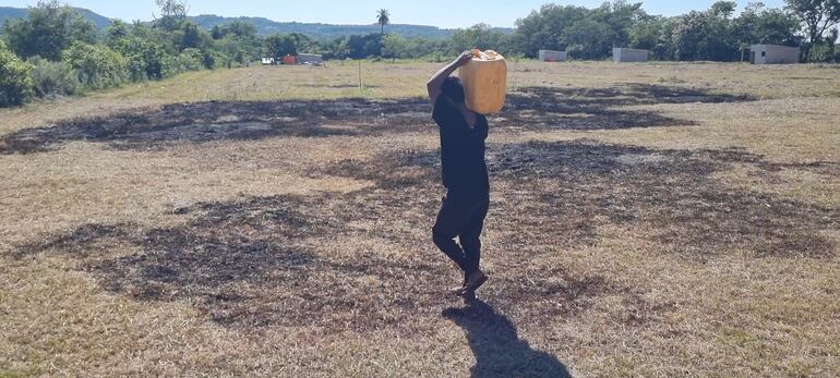 En bidones tienen que acarrear el agua.