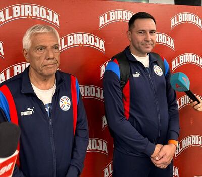 El coordinador de las selecciones juveniles de la APF, Elvio Paolorosso, junto al entrenador de la Albirroja Sub 20, Antolín Alcaraz.