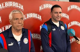 El coordinador de las selecciones juveniles de la APF, Elvio Paolorosso, junto al entrenador de la Albirroja Sub 20, Antolín Alcaraz.
