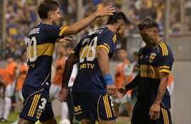 El paraguayo Adam Bareiro (c), futbolista de Boca Juniors, festeja un gol en el partido ante Gimnasia de Chivilcoy por los 32avos de final de la Copa Argentina 2026 en el estadio Padre Martearena, en Salta, Argentina.