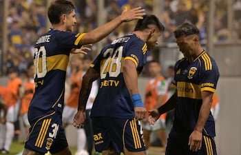 El paraguayo Adam Bareiro (c), futbolista de Boca Juniors, festeja un gol en el partido ante Gimnasia de Chivilcoy por los 32avos de final de la Copa Argentina 2026 en el estadio Padre Martearena, en Salta, Argentina.