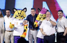 Desde la izquierda, el ministro de Deporte de Paraguay, César Ramírez; Tito, representante oficial de los Juegos Panamericanos Junior ASU2025; el presidente Santiago Peña; Tika, representante oficial de los Juegos Panamericanos Junior ASU2025; el presidente del Comité Olímpico Paraguayo (COP), Camilo Pérez; y el exintendente de Asunción, Óscar Rodríguez posan durante el evento de revelación de los representantes oficiales de los Juegos Panamericanos Junior ASU2025 este lunes, en el Centro Cultural Puerto de Asunción.