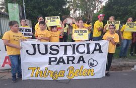 Manifestación de familiares y allegados de Thirza Portillo quienes exigen justicia para la niña que murió por la anestesia que le aplicaron en un consultorio odontológico.