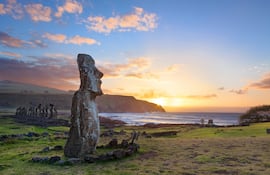 Amanecer en Ahu Tongariki en Isla de Pascua, Chile.