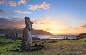 Amanecer en Ahu Tongariki en Isla de Pascua, Chile.
