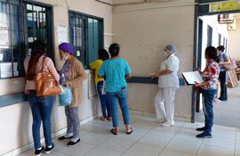 Los pacientes van a la farmacia solo para consultar si están disponibles los medicamentos, pero la mayoría no se encuentra en el stock.