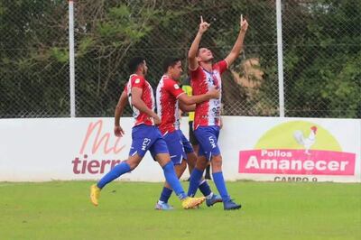 El zaguero Emigdio Bobadilla con dedicatoria al cielo para celebrar el primer gol de Pastoreo. (Foto: APF)