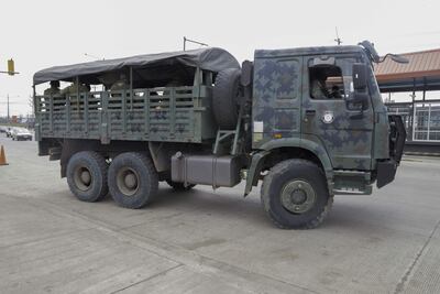 Un vehículo con soldados del ejército ecuatoriano patrulla cerca al Centro de Privación de Libertad Guayas, en Guayaquil (Ecuador). Las Fuerzas Armadas de Ecuador han detenido a miles de personas bajo cargos de terrorismo, en los últimos 10 días de aplicación de un estado de excepción declarado por el Gobierno.