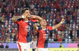 Jonathan Gabriel Torres de Cerro Porteño festeja un gol ante Junior de Barranquilla en el estadio La Nueva Olla de Barrio Obrero