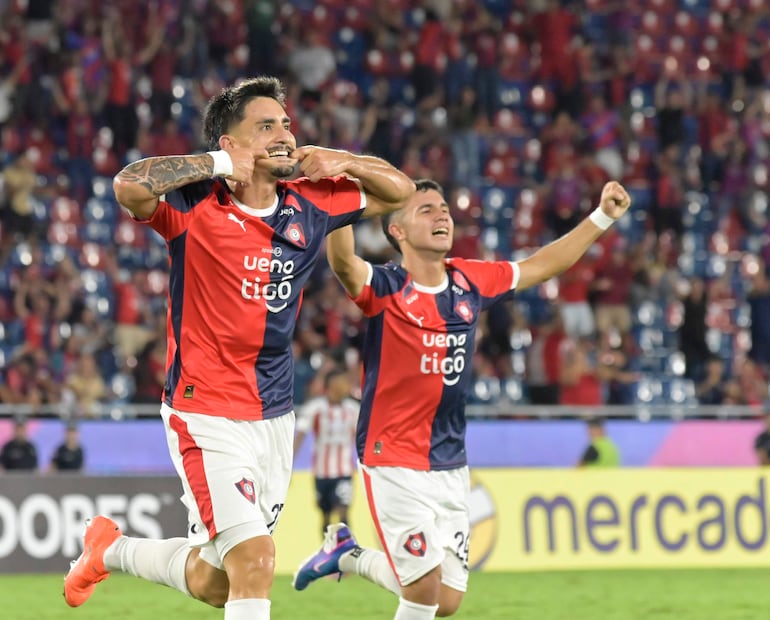 Jonathan Gabriel Torres de Cerro Porteño festeja un gol ante Junior de Barranquilla en el estadio La Nueva Olla de Barrio Obrero