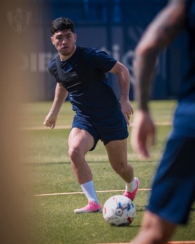 El extremo argentino, Ignacio Aliseda compite con Sergio Araújo para ser parte del once titular ante Olimpia, en una nueva edición del Superclásico del fútbol paraguayo. (Foto: @CCP1912oficial)